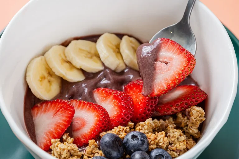 Best breakfast in Aruba with fresh smoothie bowl, strawberries, banana and granola at Waffles Beach House
